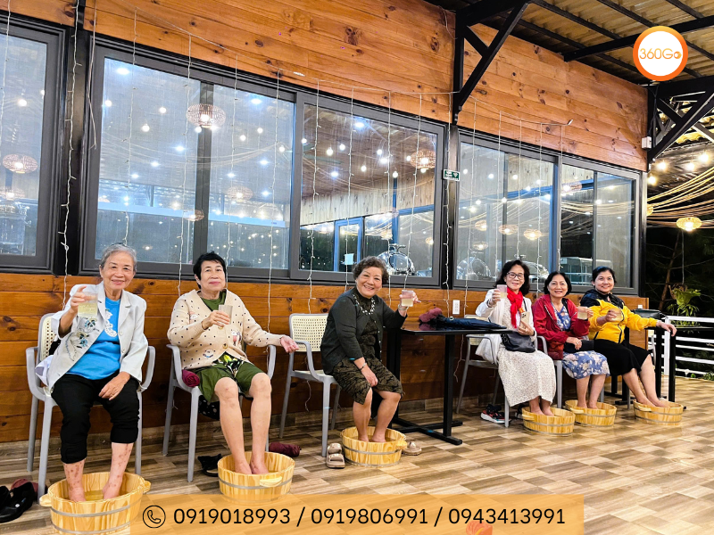 Du khách 360Go ngâm chân thảo dược - Du lịch 360Go 